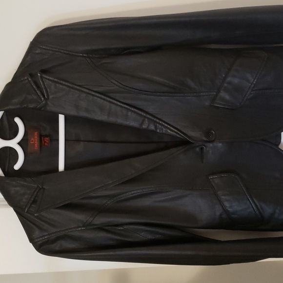 Black suit leather jacket. Brand is Danier . Size xxs . - Picture 3 of 5